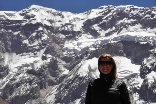 A Ana tendo ao fundo a imponente parede sul do Aconcágua, pouco antes de chegarmos à Plaza Francia, no Parque Provincial Aconcágua, região de Mendoza, no oeste da Argentina
